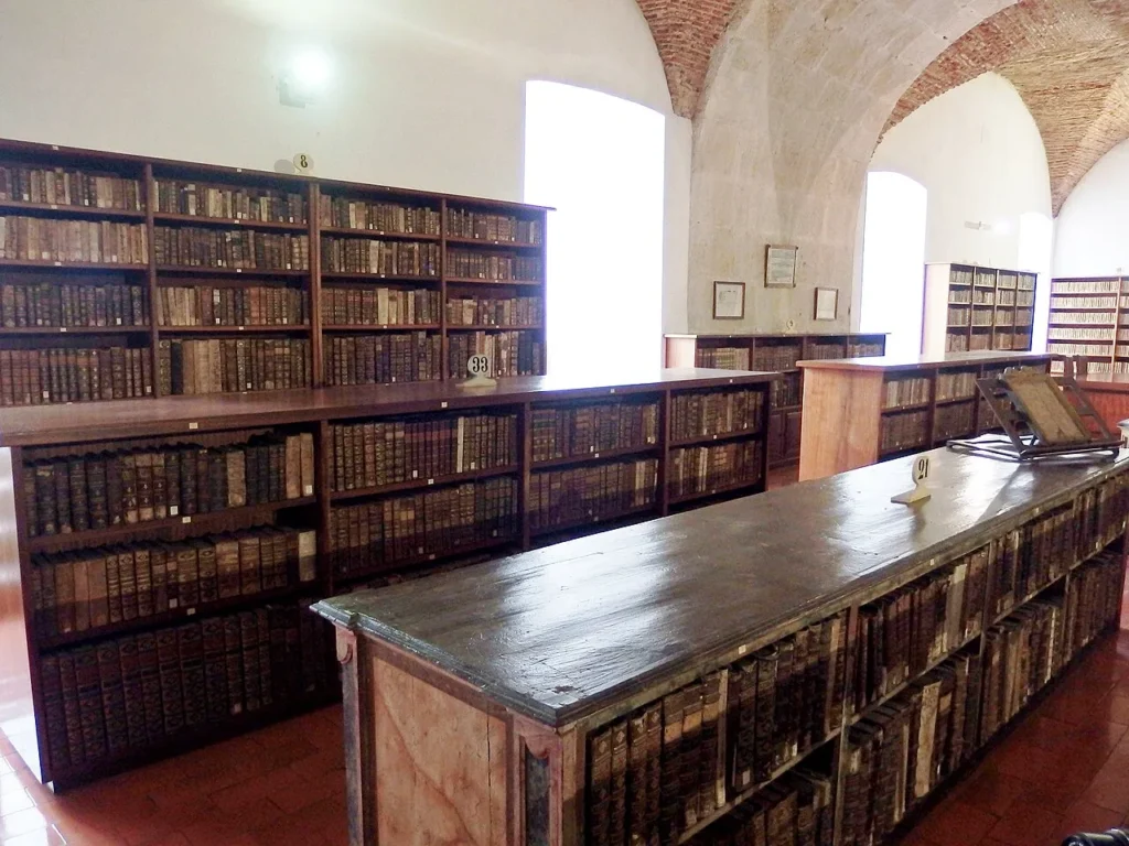 Middle floor of the Biblioteca Joanina with bookshelves and vaulted ceiling.