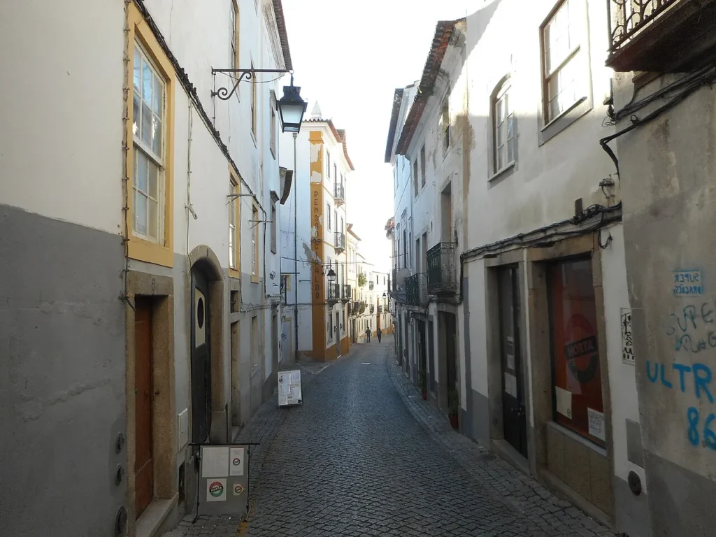 Rua dos Mercadores in Évora.