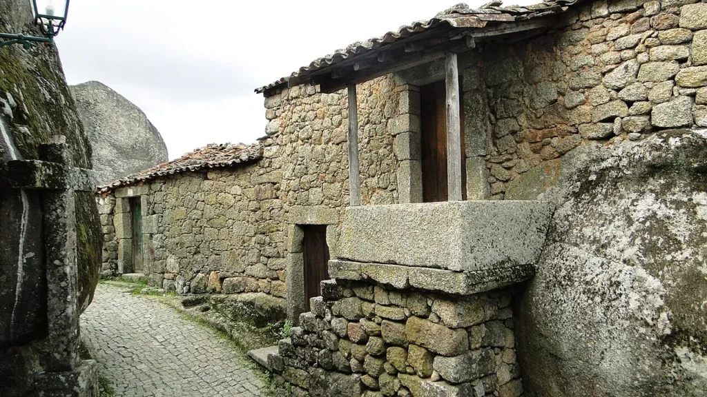 Monsanto houses beside granite boulders.
