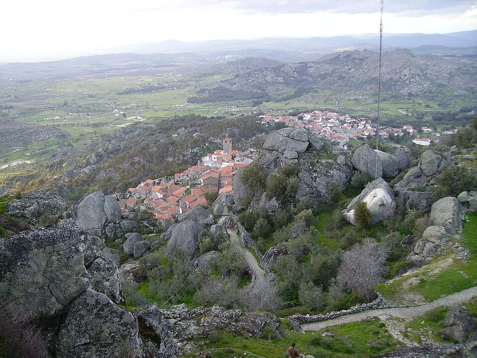 General view of Monsanto village.