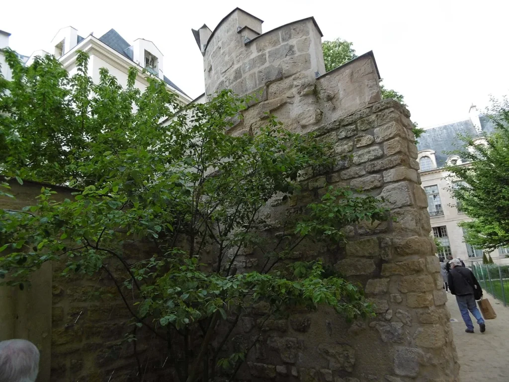 Medieval wall remains inside Jardin des Rosiers - Joseph Migneret.