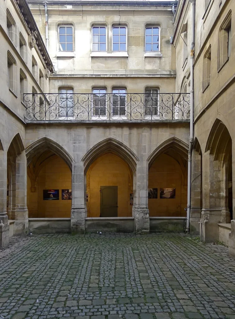 Vaulted gallery of the Cloître des Billettes.