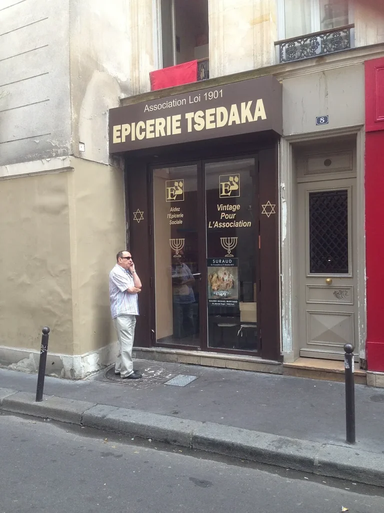 Social grocery on Rue des Écouffes.