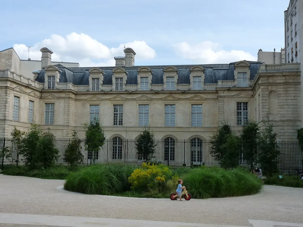 Jardin Anne Frank with the rear of the Hôtel de Saint-Aignan.